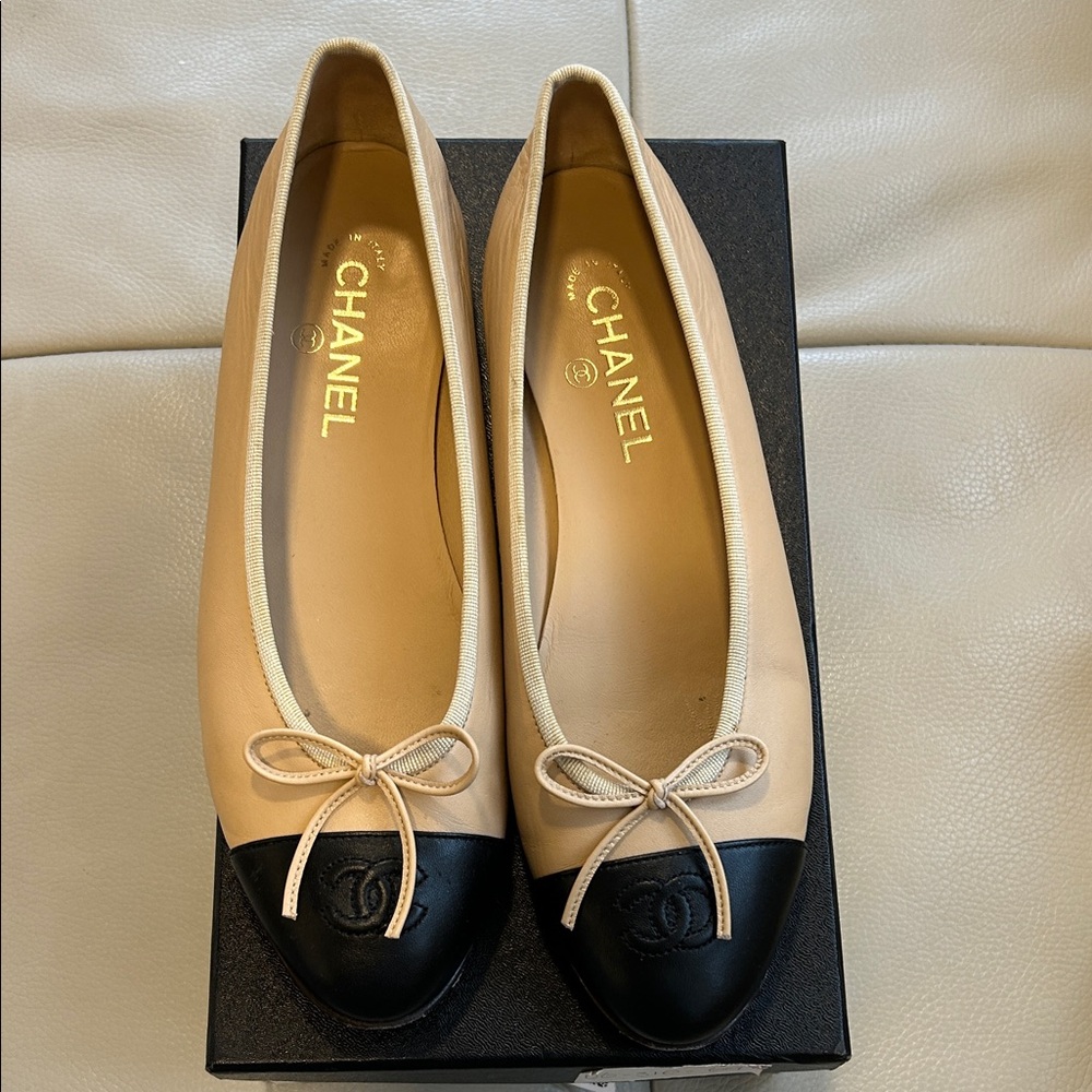 Chanel lambskin beige and black ballerina flats size 40.5